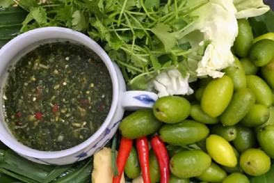 Nhót xanh chấm chẩm chéo - món ăn ‘thần thánh’ nhưng không phải ai cũng nên ăn?
