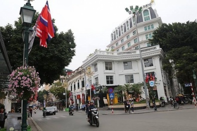 Người dân Hà Nội tự tháo dỡ mái che mái vẩy, trang trí ban công