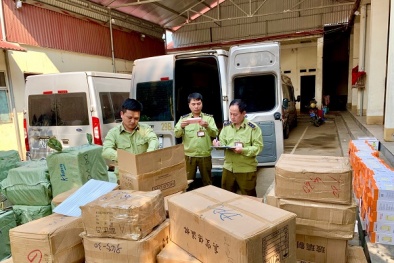Phát hiện xe ô tô cất giấu hàng nghìn mỹ phẩm không có hóa đơn chứng từ