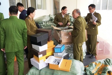 Tạm giữ hàng chục nghìn sản phẩm quần áo, túi, ví... không rõ nguồn gốc