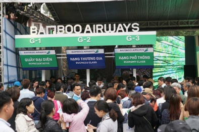 Xếp hàng đông nghẹt 'săn' vé máy bay và combo du lịch trọn gói của Bamboo Airways