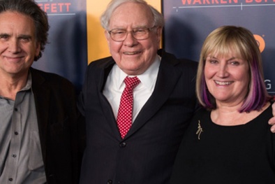 Warren Buffett làm gì để con ngoài 20 tuổi mới biết nhà mình giàu?