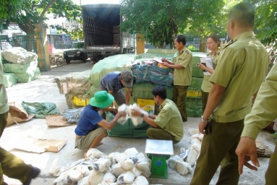 Thu giữ lượng lớn bánh kẹo, đồ chơi trẻ em không rõ nguồn gốc xuất xứ