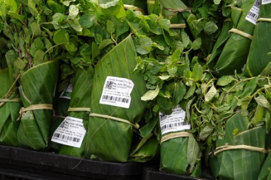Nhiều siêu thị dùng lá chuối thay túi nilon