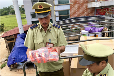Tóm gọn lô hàng hơn 2.000 đôi dép có dấu hiệu xâm phạm quyền sở hữu trí tuệ