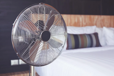 Mùa hè đến, ngủ với quạt có thể gây hại sức khỏe