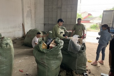 Phát hiện 2 xe ô tô cất giấu 9.500 sản phẩm hàng hóa không rõ nguồn gốc
