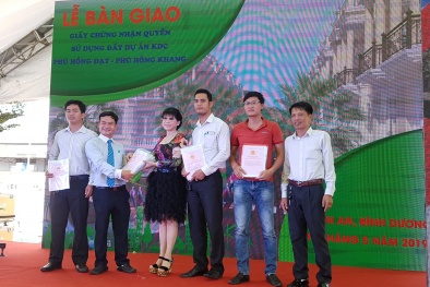 Sau 8 tháng thi công, dự án kép Phú Hồng Khang và Phú Hồng Đạt bàn giao sổ hồng