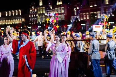 Rực rỡ sắc màu carnival trên sông lần đầu tiên trình diễn tại Vinpearl Land Nam Hội An