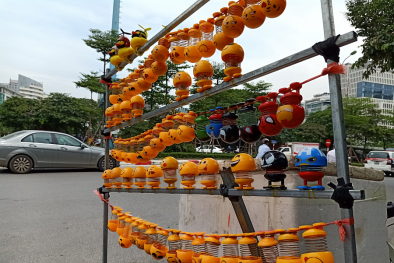 Lò xo mặt cười được ‘săn lùng’, bán hàng trăm cái mỗi ngày