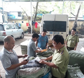 Thu giữ quần áo, kính thời trang không rõ nguồn gốc có dấu hiệu giả mạo nhãn hiệu nổi tiếng