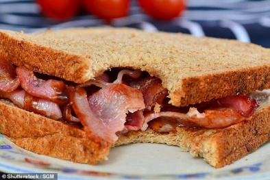 Bánh mì thịt xông khói và gà rán làm tăng nguy cơ mất trí nhớ