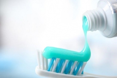 Kem đánh răng và mỹ phẩm có liên quan đến bệnh loãng xương?