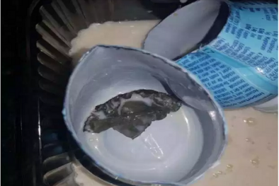 Một bà mẹ ở Anh cảnh báo lọ sữa Aptamil dành cho trẻ 1 tháng tuổi bị nấm mốc