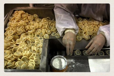 Siêu lợi nhuận từ bán bao cao su trôi nổi