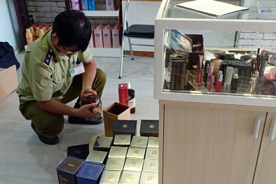 Tạm giữ hơn 200 chai rượu ngoại và nước hoa không rõ nguồn gốc xuất xứ