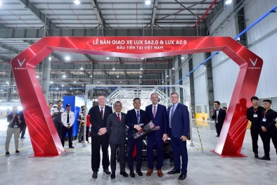 Trải nghiệm chưa từng có của khách hàng Việt khi nhận xe VinFast Lux