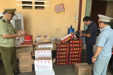 Lượng lớn nước ngọt, đỗ đen không rõ nguồn gốc 'tuồn' về Việt Nam bị thu giữ