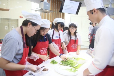 Cùng ‘nhà lãnh đạo trẻ châu Á’ trổ tài làm phở cuốn