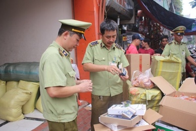 Triệt phá điểm tập kết bánh Trung thu, chân gà tẩm ướp không rõ nguồn gốc