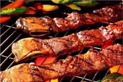 Cô gái 17 tuổi cấp cứu do ăn thịt nướng: Những thói quen cần loại bỏ ngay
