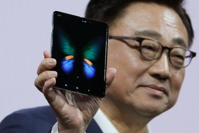 Điện thoại Samsung Galaxy Fold có thể gập giá 2.000 USD: Tiết lộ ngày ra mắt lại