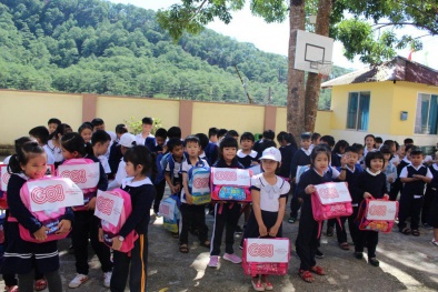 Năm học mới 2019-2020: Tặng 2.220 phần quà cho học sinh nghèo tới trường