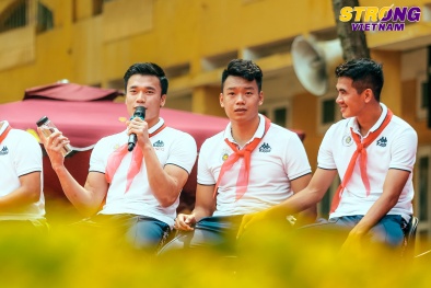 Thủ môn Bùi Tiến Dũng đốn tim các em học sinh bằng câu trả lời không thể tinh tế hơn