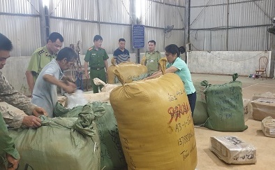 Nhập lậu lượng lớn quần áo may sẵn, ba lô học sinh bị tóm gọn