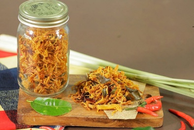 Rợn người quy trình sản xuất khô gà lá chanh