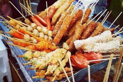 Đồ ăn vặt trôi nổi tại các cổng trường học