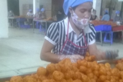 Cận cảnh bên trong xưởng sản xuất bim bim cân