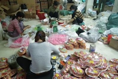 Hàng nghìn hộp bánh kẹo, mứt tết bị tịch thu, niêm phong trước khi đến tay người dùng