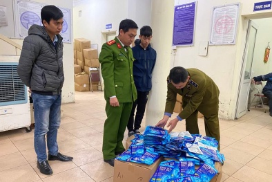 Thu giữ gần 300 'thẻ đeo diệt virus' nhập lậu không có kiểm định chất lượng