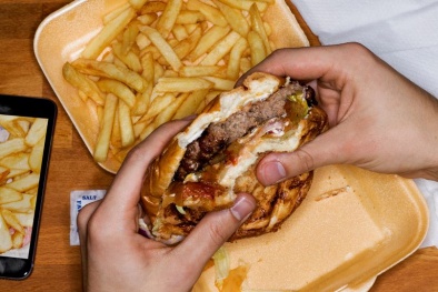Khả năng sinh sản của đàn ông có thể bị suy giảm nếu sử dụng nhiều đồ ăn vặt