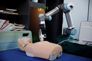 Trung Quốc: Chế tạo thành công cánh tay robot thăm khám cho bệnh nhân COVID-19
