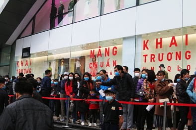 Cô gái nhiễm COVID-19 thứ 17 không có mặt tại buổi khai trương Uniqlo
