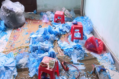 Phía sau cánh cửa khóa chặt của các cơ sở sản xuất khẩu trang tại Bắc Ninh