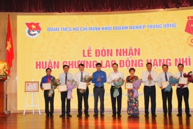 Lãnh đạo Vietcombank vinh dự nhận Kỷ niệm chương 'Vì thế hệ trẻ'