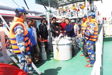Bắt giữ tàu nước ngoài sang mạn dầu trái phép