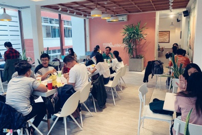 Sự thật, dân văn phòng xếp hàng dài săn đón trà sữa