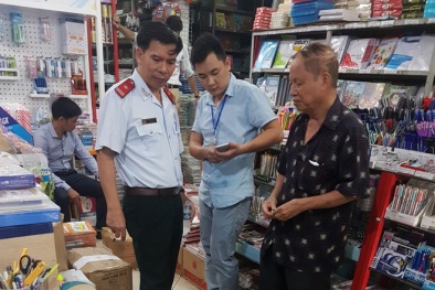 Hà Nội: Phát hiện hàng nghìn cuốn sách giáo dục dán tem chống hàng giả dởm