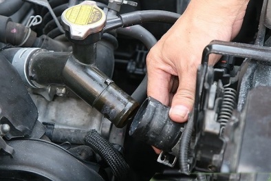 Đường ống dẫn trên xe ô tô bị rò rỉ nên biết nguyên nhân để tránh rủi ro khó lường