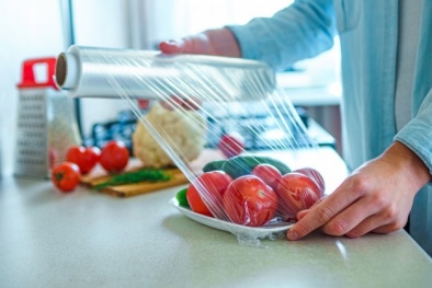 Độc hại tiềm ẩn bên trong màng bọc thực phẩm