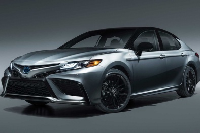 'Soi' Toyota Camry Hybrid 2021 giá hơn 655 triệu: Thêm nhiều trang bị, vẻ ngoài sang trọng
