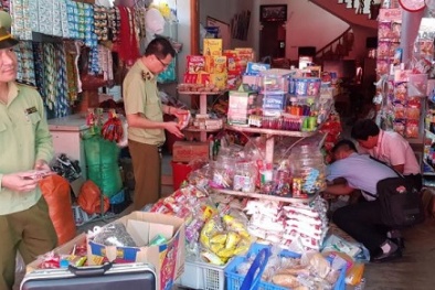 Ngang nhiên bày bán bánh trung thu, sữa chua đã hết hạn