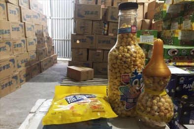 Phát hiện kho chứa lượng lớn bánh kẹo nhập lậu tại Đan Phượng - Hà Nội