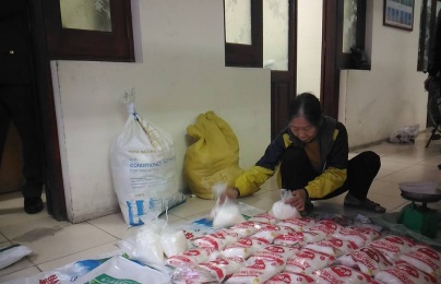Phát hiện cụ bà sản xuất, buôn bán mì chính Miwon giả
