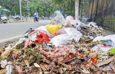 Rác thải 'bủa vây' thị xã Sơn Tây