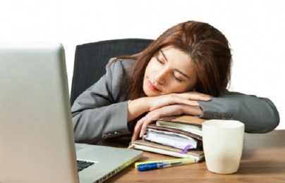 Dân văn phòng dễ mắc loạt bệnh vì thói quen ngủ gục trên bàn